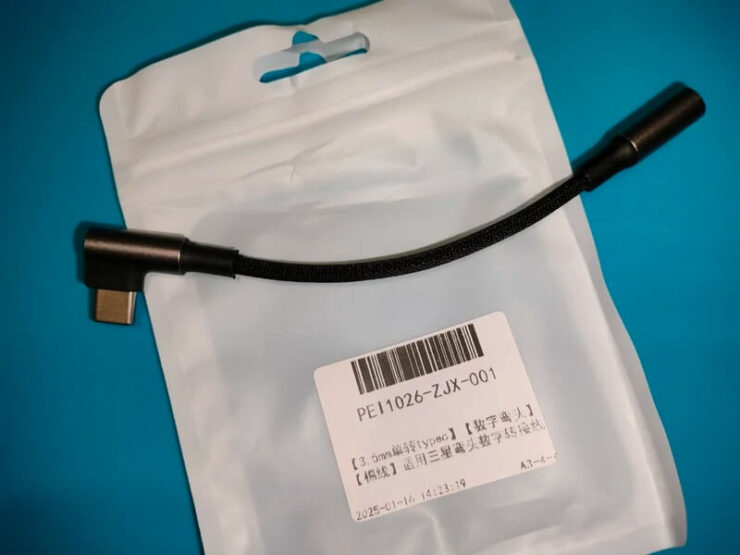 Переходник USB-C на 3,5 мм. Такой переходник позволит подключить проводные наушники к Айфону. Переходник USB-C на 3,5 мм. Такой переходник позволит подключить проводные наушники к Айфону. Фото.