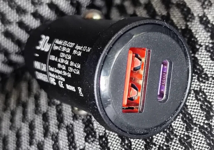 Автомобильное зарядное устройство для телефона. Блок очень компактный и не испортит интерьер вашего автомобиля. Автомобильное зарядное устройство для телефона. Блок очень компактный и не испортит интерьер вашего автомобиля. Фото.