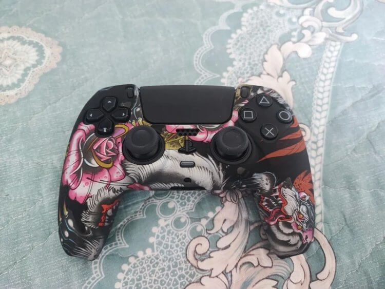 Чехол для джойстика PS5. Защитите контроллер классным чехлом. Чехол для джойстика PS5. Защитите контроллер классным чехлом. Фото.