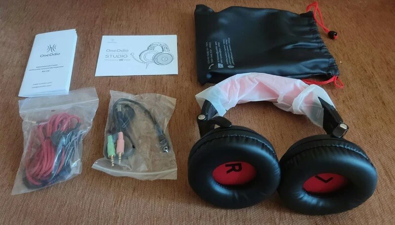 Беспроводные полноразмерные наушники. В комплекте идет все самое необходимое. Фото.