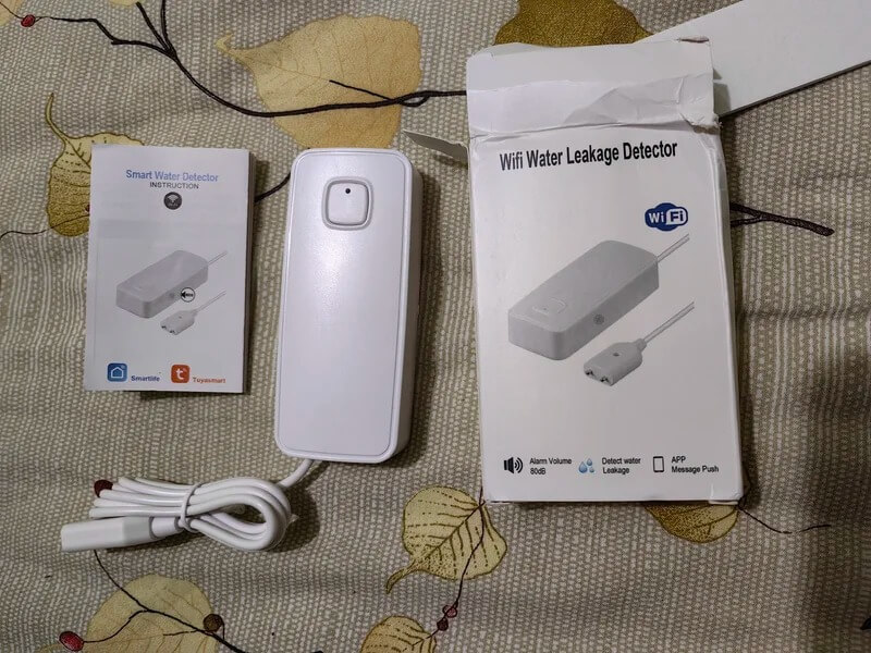 Датчик протечки воды. С таким датчиком вы всегда будете в курсе любых протечек в ванной и не только. Фото.