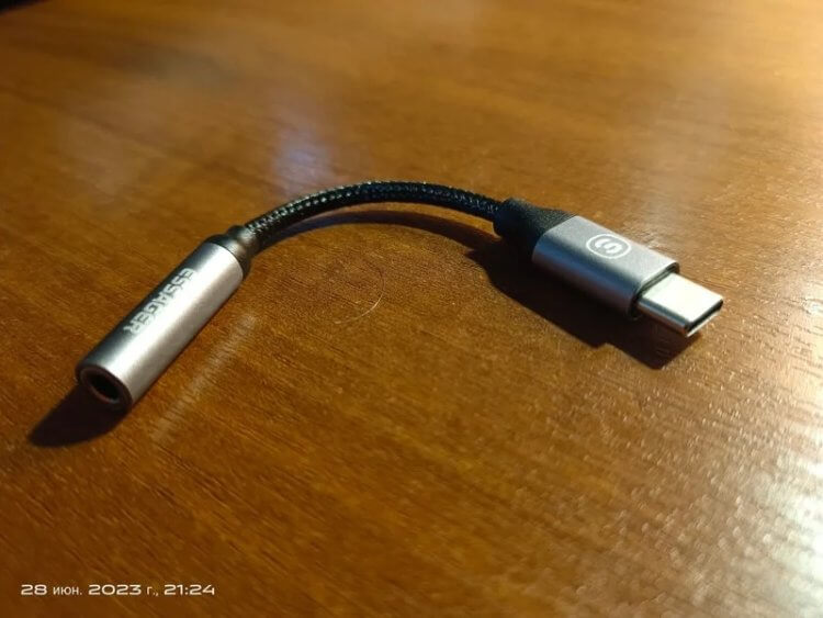 Переходник с USB-C на 3,5 мм. С помощью такого переходника вы легко подключите проводные наушники к Айфону. Переходник с USB-C на 3,5 мм. С помощью такого переходника вы легко подключите проводные наушники к Айфону. Фото.