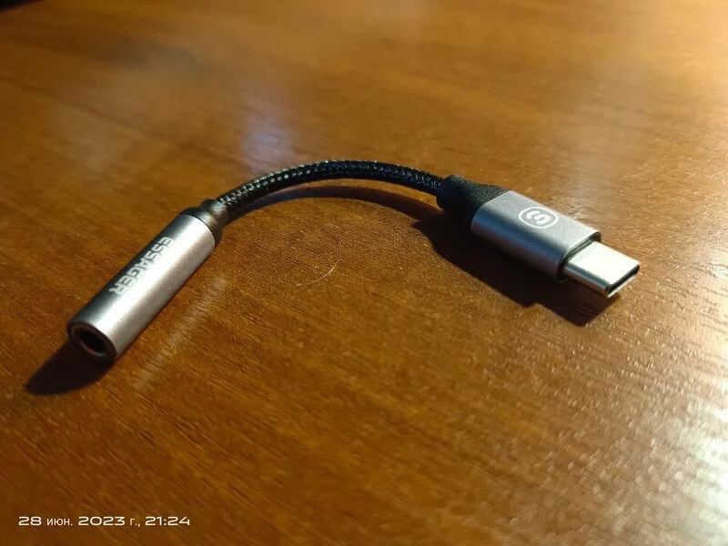 Переходник с USB-C на 3,5 мм. С помощью такого переходника вы легко подключите проводные наушники к Айфону. Фото.