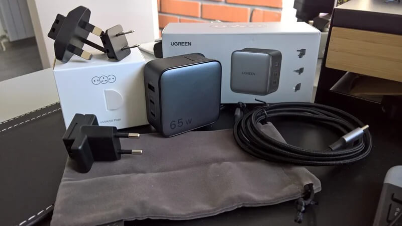 Зарядка для путешествий. Адаптеры для разных стран в комплекте. Фото.