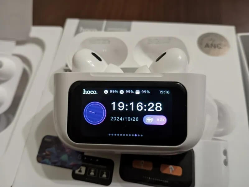 AirPods Pro с экраном. Таких AirPods нет даже у Apple. Фото.