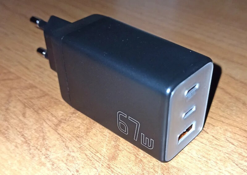 Зарядка для Айфона. Таким блоком питания можно зарядить даже Макбук. Фото.