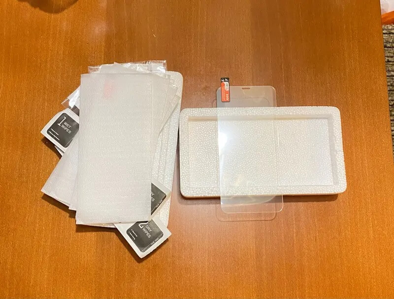 Защитное стекло для Айфона. В комплекте идет сразу 4 стекла. Фото.