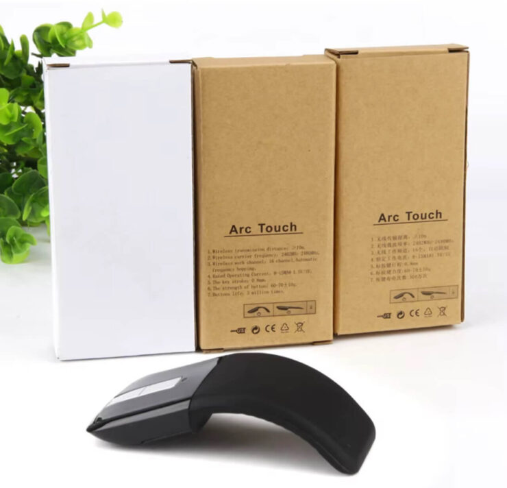 Складная беспроводная мышь. Такая мышка может быть черной или белой. Складная беспроводная мышь. Такая мышка может быть черной или белой. Фото.