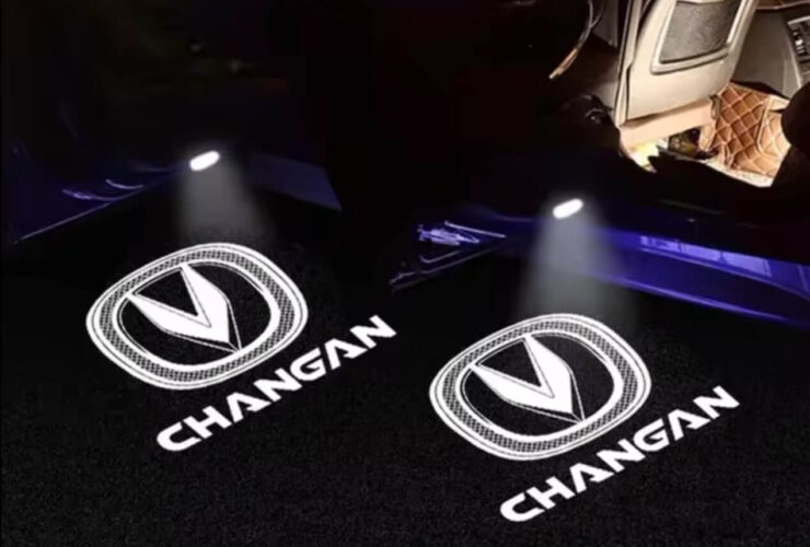 Подсветка для дверей в Changan. Такие штуки обычно поставляются только в топовых конфигурациях авто. Подсветка для дверей в Changan. Такие штуки обычно поставляются только в топовых конфигурациях авто. Фото.