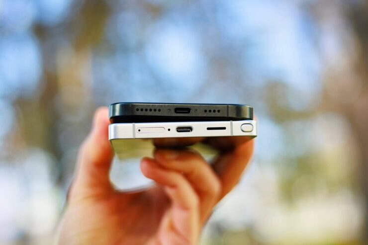 Что лучше Айфон или Самсунг. Galaxy S25 Ultra заряжается все-таки быстрее. Изображение: phonearena.com. Что лучше Айфон или Самсунг. Galaxy S25 Ultra заряжается все-таки быстрее. Изображение: phonearena.com. Фото.