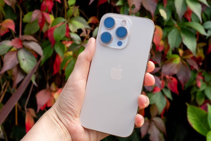 Какой Айфон самый лучший. iPhone 16 Pro сохранил удобный размер, но при этом получил производительную начинку. Изображение: amateurphotographer.com. Какой Айфон самый лучший. iPhone 16 Pro сохранил удобный размер, но при этом получил производительную начинку. Изображение: amateurphotographer.com. Фото.