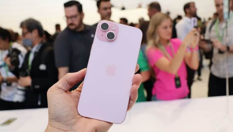Цена Айфона 15. iPhone 15 в 2025 году всё ещё ого-го. Изображение: techradar.com. Фото.