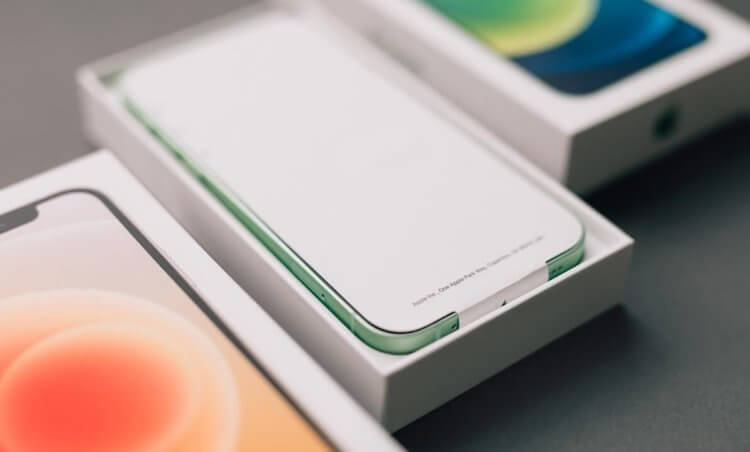 Где лучше покупать iPhone. Цены на iPhone в официальной и серой рознице могут отличаться до 40%. Фото.