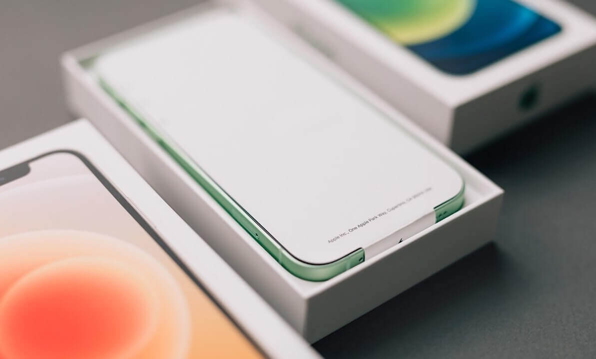 Как отличаются российские цены на iPhone в белой и серой рознице. Фото.