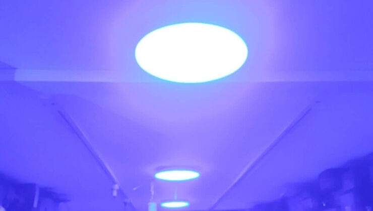 Умный светильник с поддержкой Алисы. Этот светильник позволяет настраивать не только световую темпратуру, но и цвет. Умный светильник с поддержкой Алисы. Этот светильник позволяет настраивать не только световую темпратуру, но и цвет. Фото.