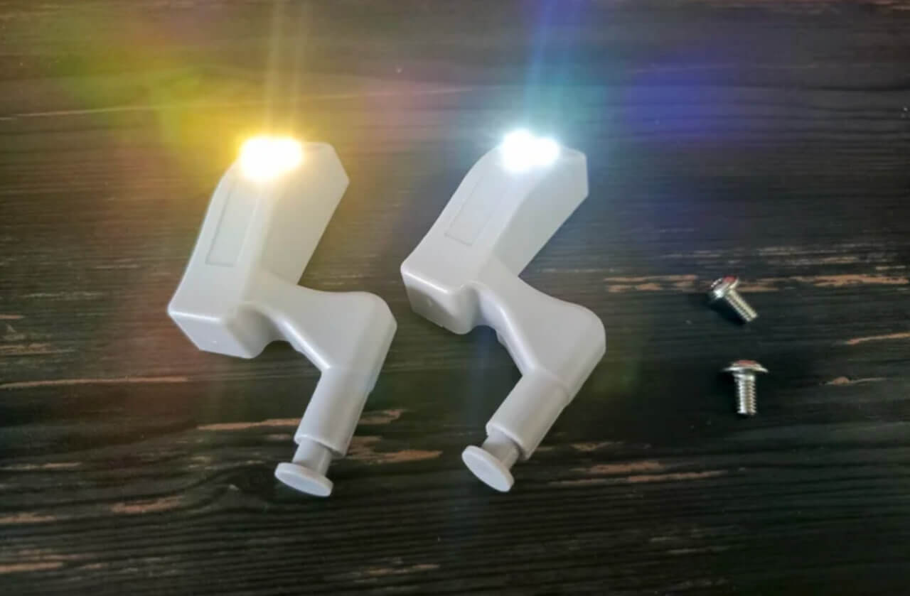 Подсветка для шкафа. Когда пиропатрон отщелкивается, свет включается. Фото.