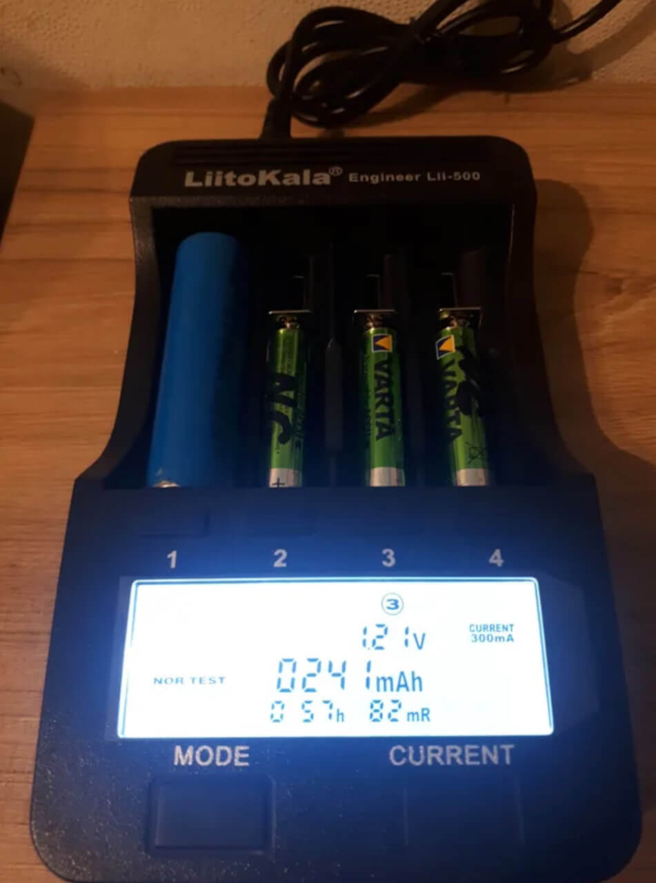 Зарядное устройство для батареек. Батарейки тоже можно заряжать повторно. Фото.