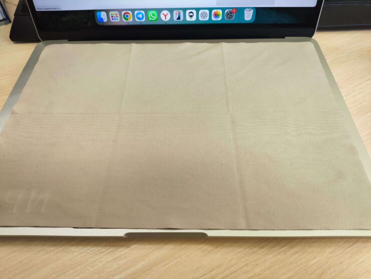 Чистка экрана ноутбука. Вот такая салфетка позволяет защитить экран MacBook от отпечатков клавиатуры и сделать их легко стираемыми. Фото.