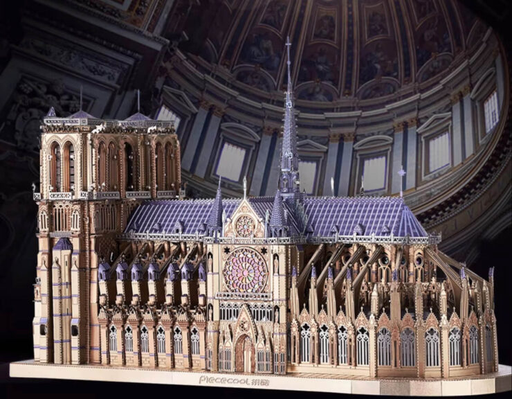 Металлический конструктор Нотр-Дам де Пари. Соберите этот конструктор вдвоем. Только не поссорьтесь. Фото.