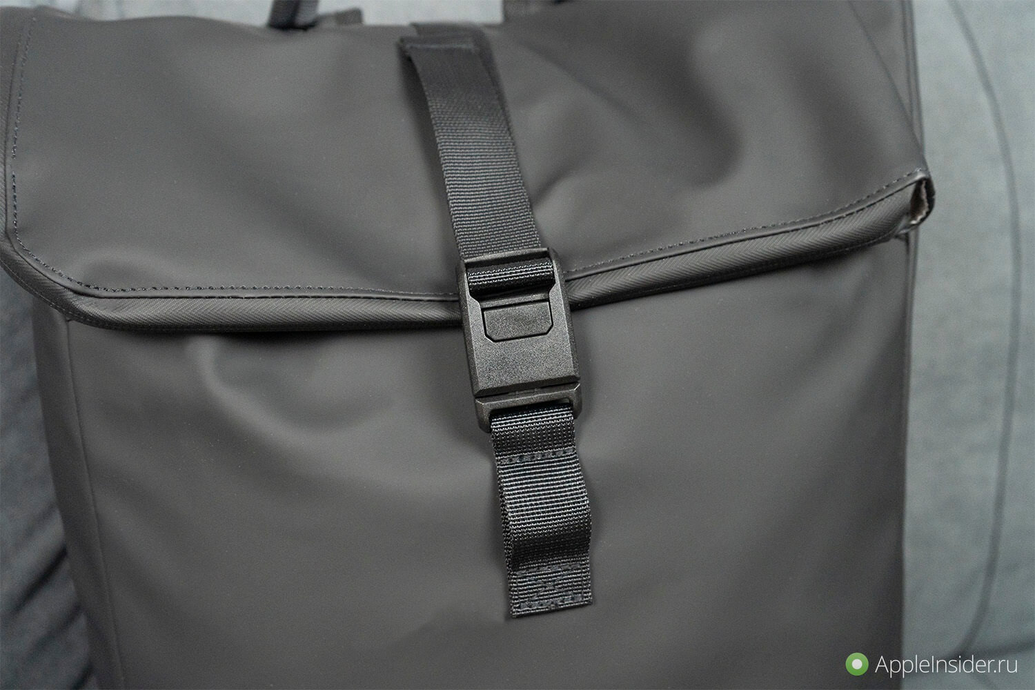 Обзор рюкзака XD Design Urban Flap-top. Магнитная застежка надежно закрывается и легко открывается. Обзор рюкзака XD Design Urban Flap-top. Магнитная застежка надежно закрывается и легко открывается. Фото.