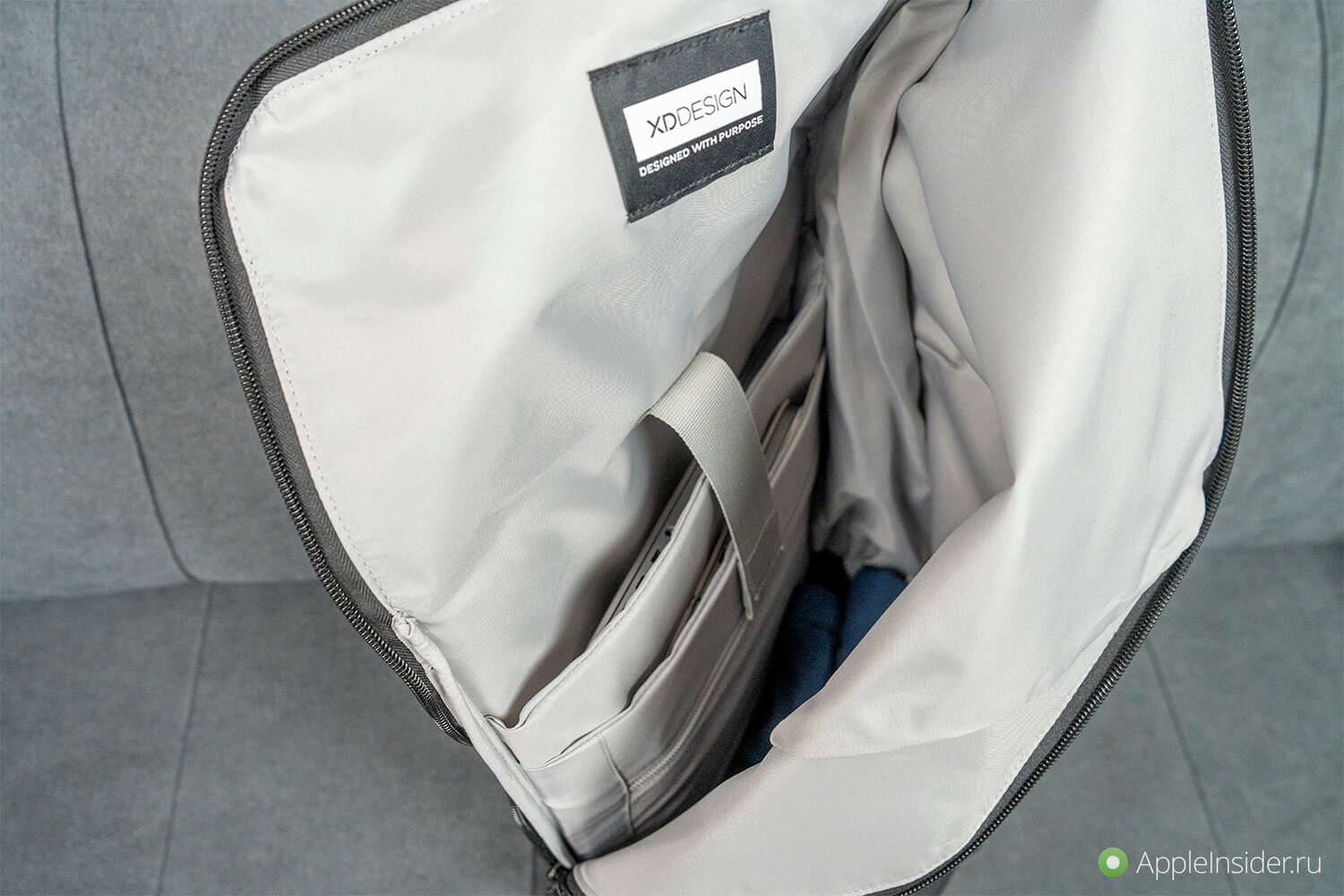 Рюкзак для большого ноутбука. MacBook Pro 14 лежит очень свободно. Рюкзак для большого ноутбука. MacBook Pro 14 лежит очень свободно. Фото.
