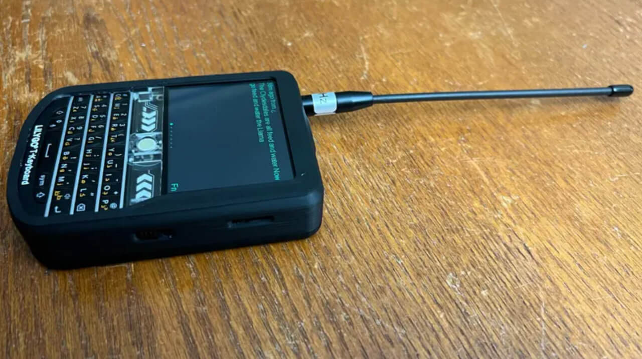 Наладонный микрокомпьютер. Почти как «ежевичка». Ну, а что? Ностальгия…. Фото.