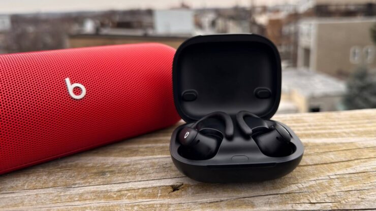 Цена Powerbeats Pro 2. Даже в черном цвете наушники смотрятся отлично. Изображение: 9to5mac.com. Фото.