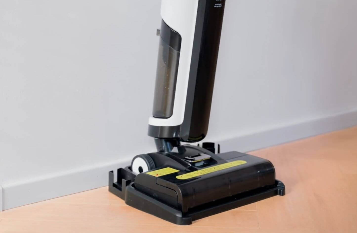 Пылесос с самоочисткой и влажной уборкой. Станция позволит очистить пылесос без каких-либо усилий с вашей стороны. Фото.