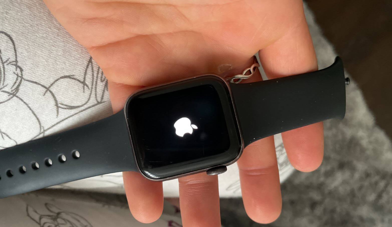 Что делать, если зависли Apple Watch. Apple Watch могут зависнуть по непонятным причинам. Тут поможет только перезагрузка. Что делать, если зависли Apple Watch. Apple Watch могут зависнуть по непонятным причинам. Тут поможет только перезагрузка. Фото.