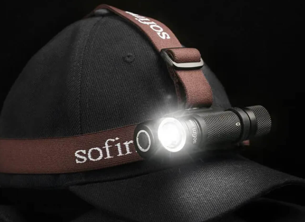 Налобный фонарь с ярким свечением. Такой фонарик можно использовать и отдельно от крепления на лоб. Фото.