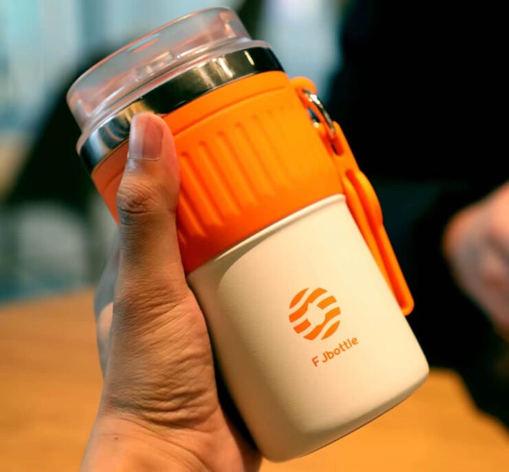 Компактный термос из нержавейки. Лайфхак: в этот термостакан можно перелить даже вино. Компактный термос из нержавейки. Лайфхак: в этот термостакан можно перелить даже вино. Фото.