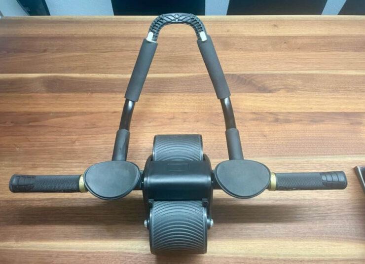 Роликовый тренажер для пресса. На подставку можно поставить смартфон и отслеживать ход тренировки. Роликовый тренажер для пресса. На подставку можно поставить смартфон и отслеживать ход тренировки. Фото.