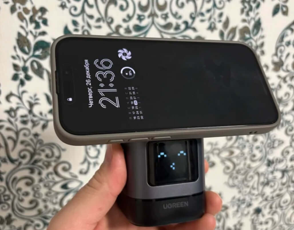 Магнитная беспроводная зарядка Ugreen. Такая зарядка будет удобна всем владельцам Айфонов. Фото.