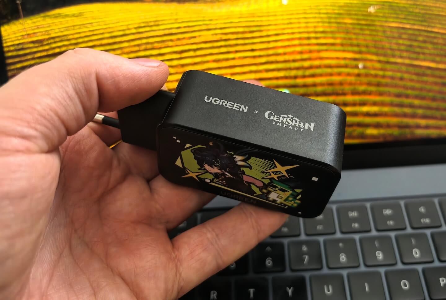 Мощная зарядка на 65 Вт UGREEN Nexode. Даже не верится, что такой компактный адаптер может быть таким мощным. Фото.