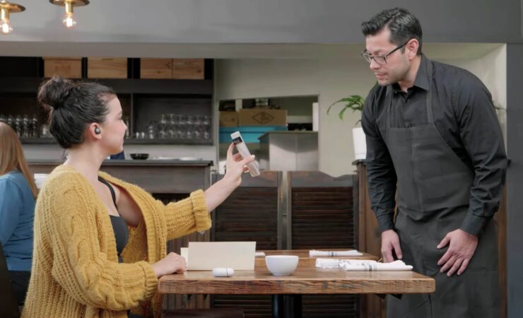 Наушники с синхронным переводом для Android. На Pixel Buds синхронный перевод работает с 2017 года. Иллюстрация: Made by Google. Фото.