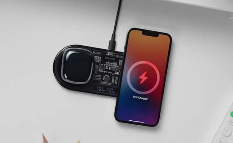 Двойная беспроводная зарядка Baseus 20 Вт. Apple Watch такой штукой не зарядить, ну и ладно. Двойная беспроводная зарядка Baseus 20 Вт. Apple Watch такой штукой не зарядить, ну и ладно. Фото.