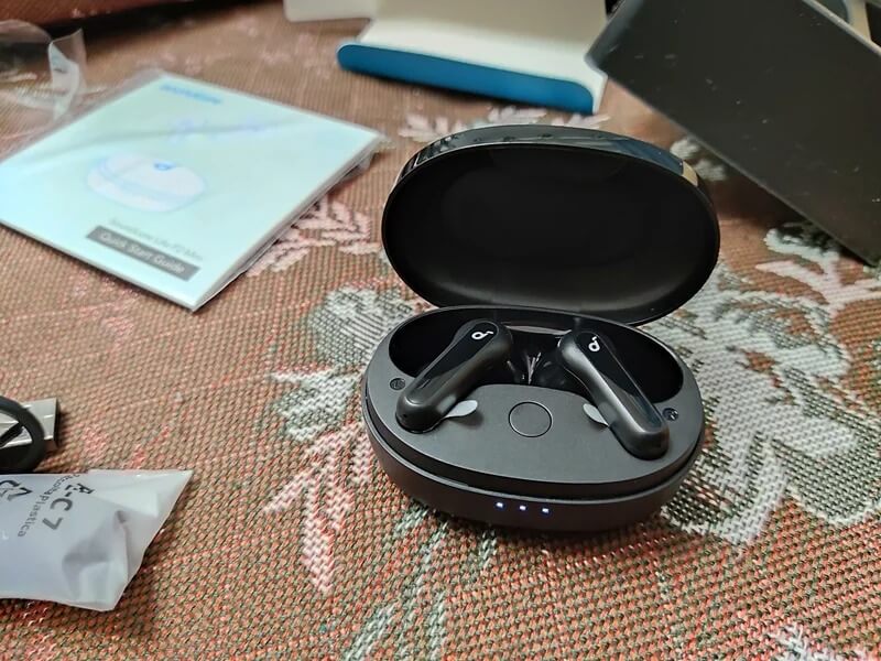 Наушники для телефона. Затычки для тех, кто не любит полноразмерные наушники. Фото.