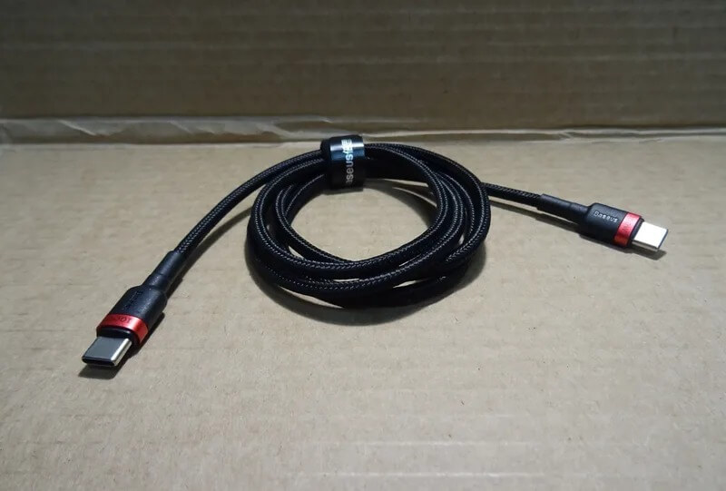 Провод для зарядки Айфона. Провод от известного производителя в хорошей тканевой оплетке. Фото.