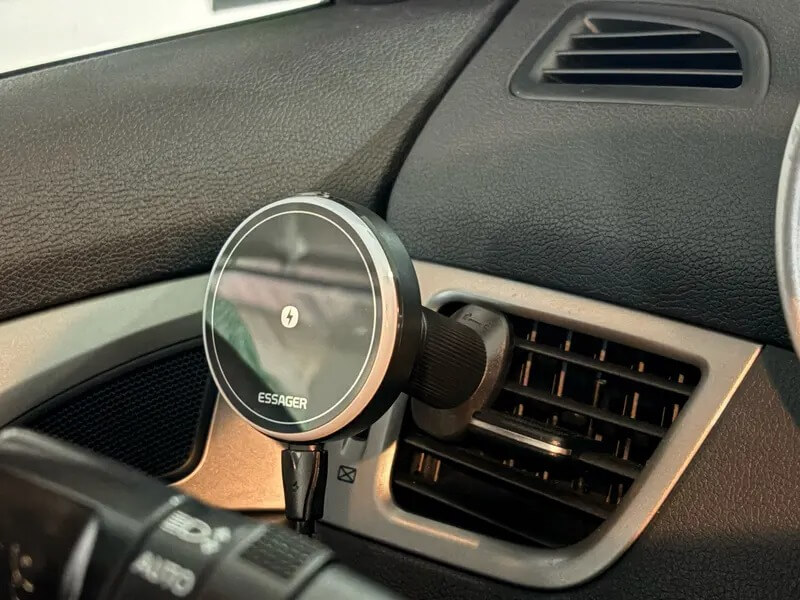 Магнитный держатель для телефона в машину. Держатель крепится к воздуховоду. Фото.