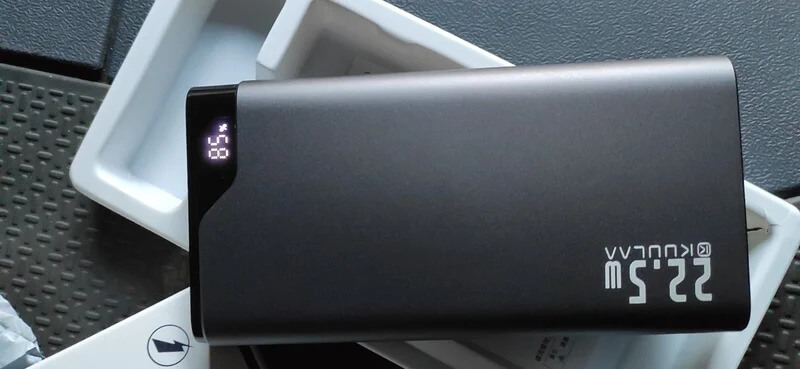 Внешний аккумулятор 10 000 мАч. Повербанк оснащен небольшим экраном, на котором видно уровень заряда. Фото.