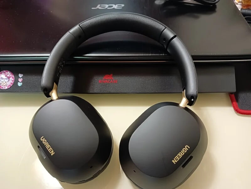 Беспроводные полноразмерные наушники. Наушники получили систему активного шумоподавления. Фото.