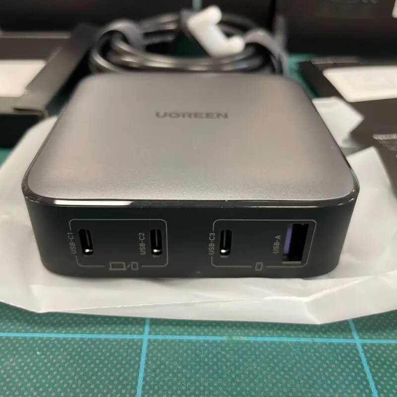 Настольная зарядка для телефона. Такой блок питания достаточно просто разместить на тумбочке или столе. Фото.