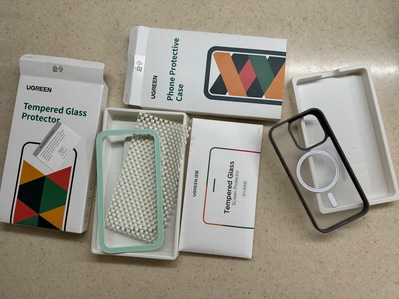 Защитное стекло для iPhone. В комплекте идет все необходимое для поклейки стекла. Фото.