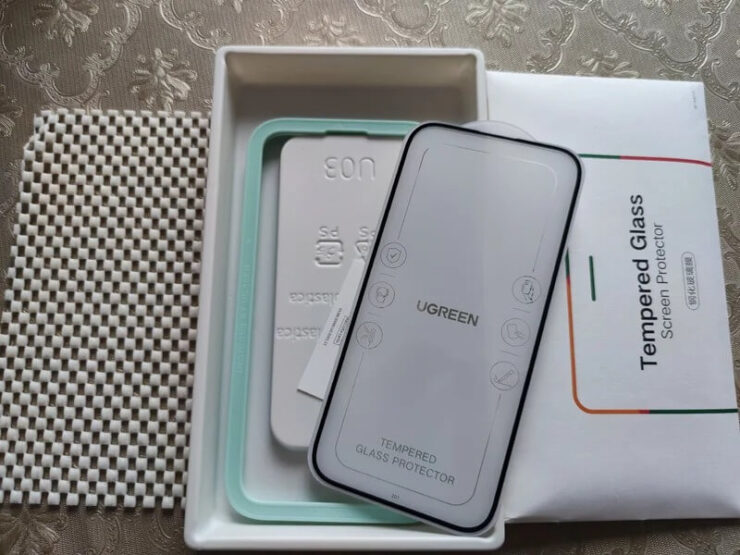 Защитное стекло для Айфона. В комплекте идет специальная форма для наклейки. Фото.