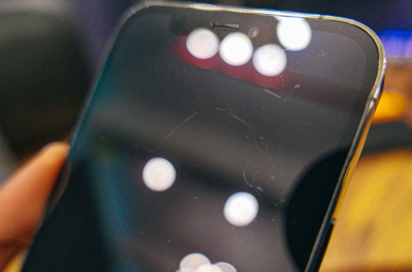 Не срабатывает датчик приближения iPhone. Плохое защитное стекло может стать причиной, почему не работает датчик приближения. Фото: asiaone.com. Не срабатывает датчик приближения iPhone. Плохое защитное стекло может стать причиной, почему не работает датчик приближения. Фото: asiaone.com. Фото.
