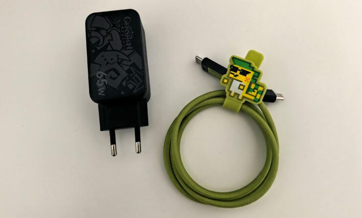 Мощная зарядка на 65 Вт UGREEN Nexode. Классно, когда аксессуары соответствуют друг другу не только технически, но и визуально. Фото.