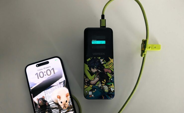 Повербанк на 20000 мА*ч UGREEN Genshin Impact. Переключайте режим отображения нажатием боковой кнопки. Фото.