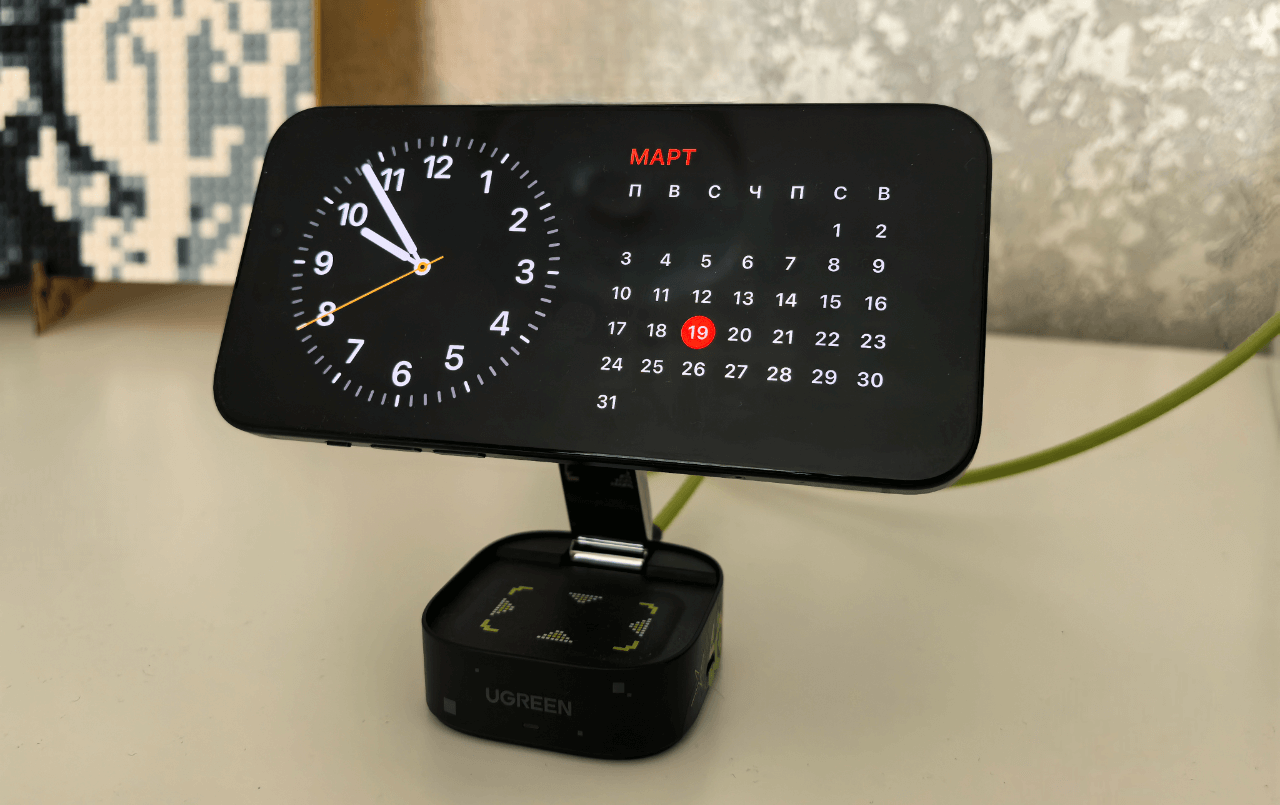 Беспроводная док-станция UGREEN с MagSafe. Устанавливайте iPhone на зарядку хоть вертикально, хоть горизонтально. Фото.
