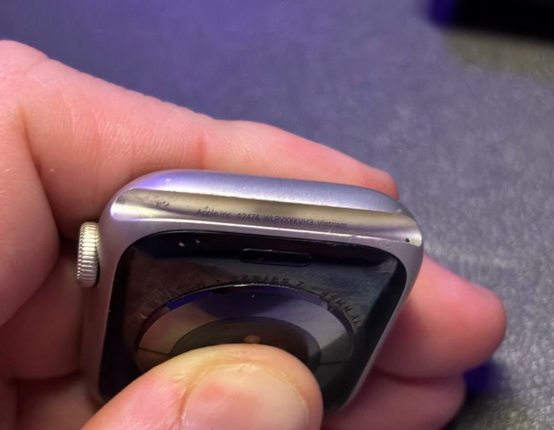 Отличия оригинальных Apple Watch от подделки. У настоящих Apple Watch специальное крепление, в котором указана информация о часах. Отличия оригинальных Apple Watch от подделки. У настоящих Apple Watch специальное крепление, в котором указана информация о часах. Фото.