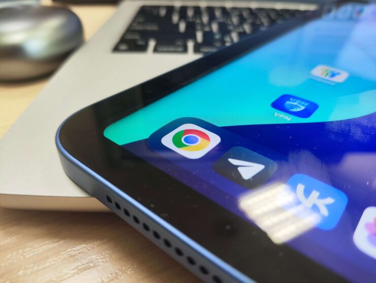 Дисплей в iPad 10. Пресловутую воздушную прослойку можно увидеть, но только если как следует присмотреться. Фото.